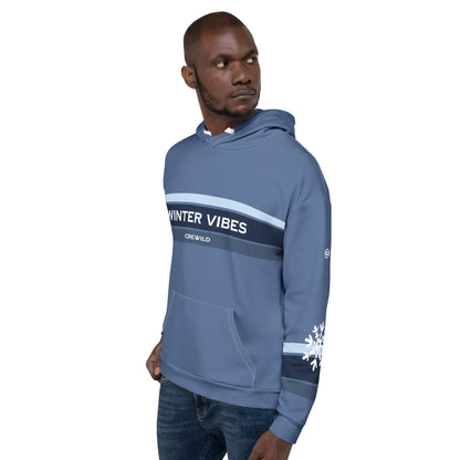Mann trägt blauen CREWILD Hoodie mit &