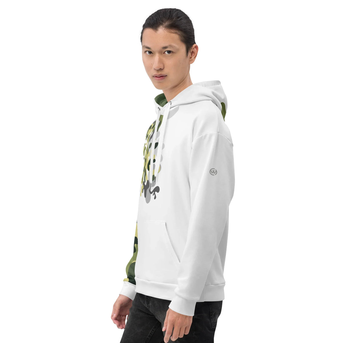 Mann trägt weißen CREWILD Premium Hoodie mit grünem Camouflage-Print