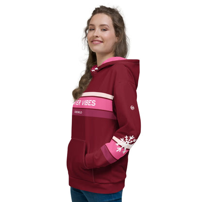 Frau trägt dunkelroten CREWILD Hoodie mit &