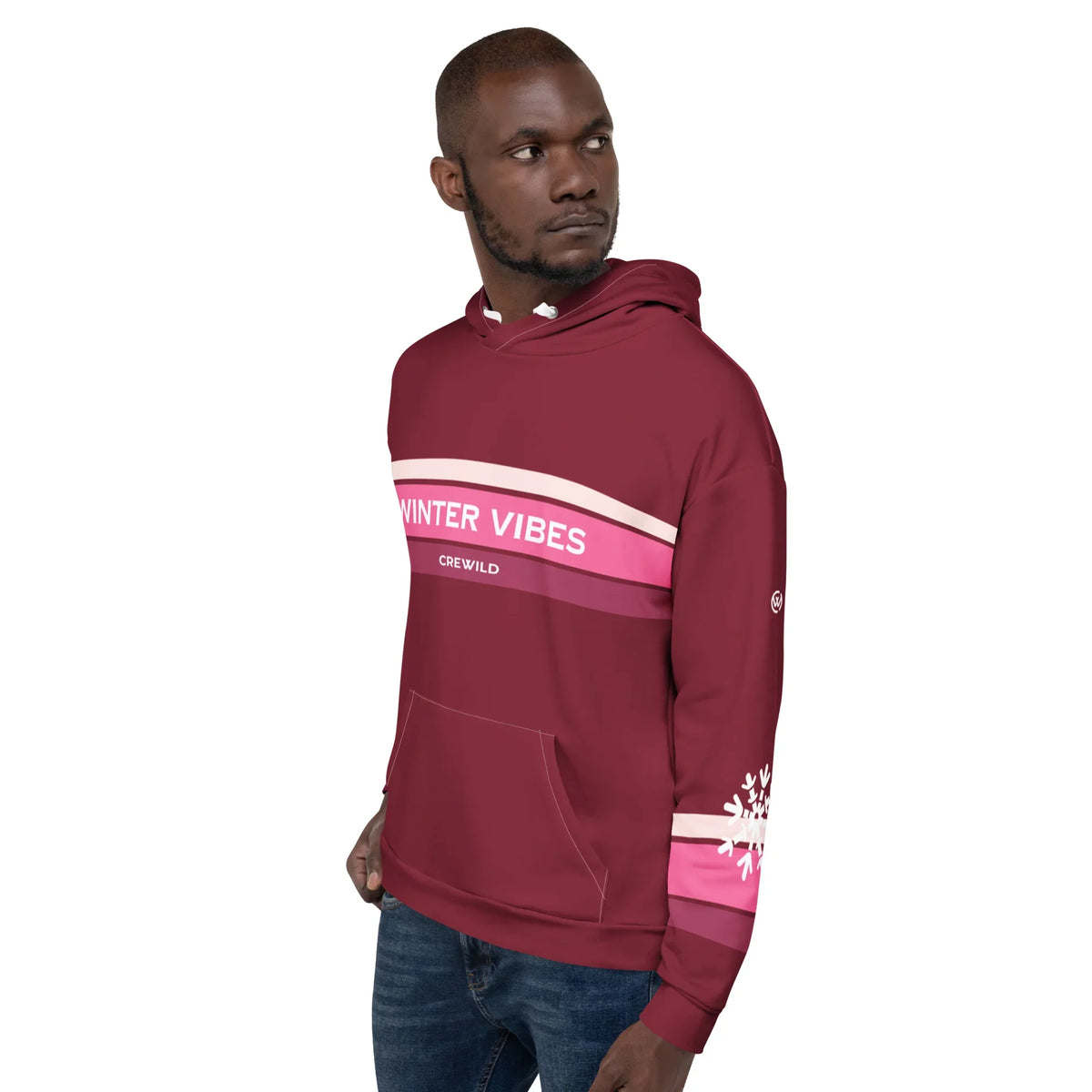 Mann trägt dunkelroten CREWILD Hoodie mit weiß-rosa &