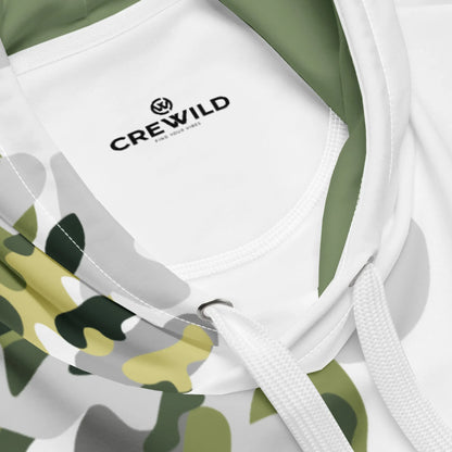Detailansicht des CREWILD Premium Hoodies in Camouflage-Design mit Nackenlabel.