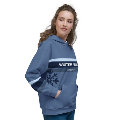 Frau trägt blauen CREWILD Unisex-Hoodie mit &