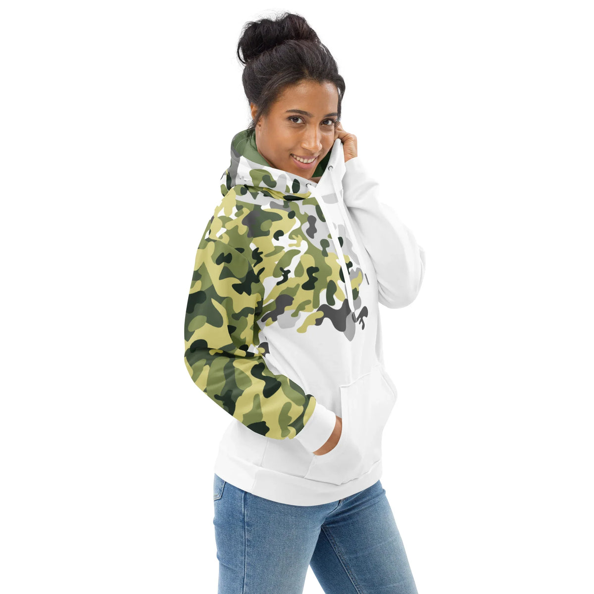 Frau trägt den CREWILD Premium Hoodie in Weiß mit grünem Camouflage-Muster auf dem Ärmel.