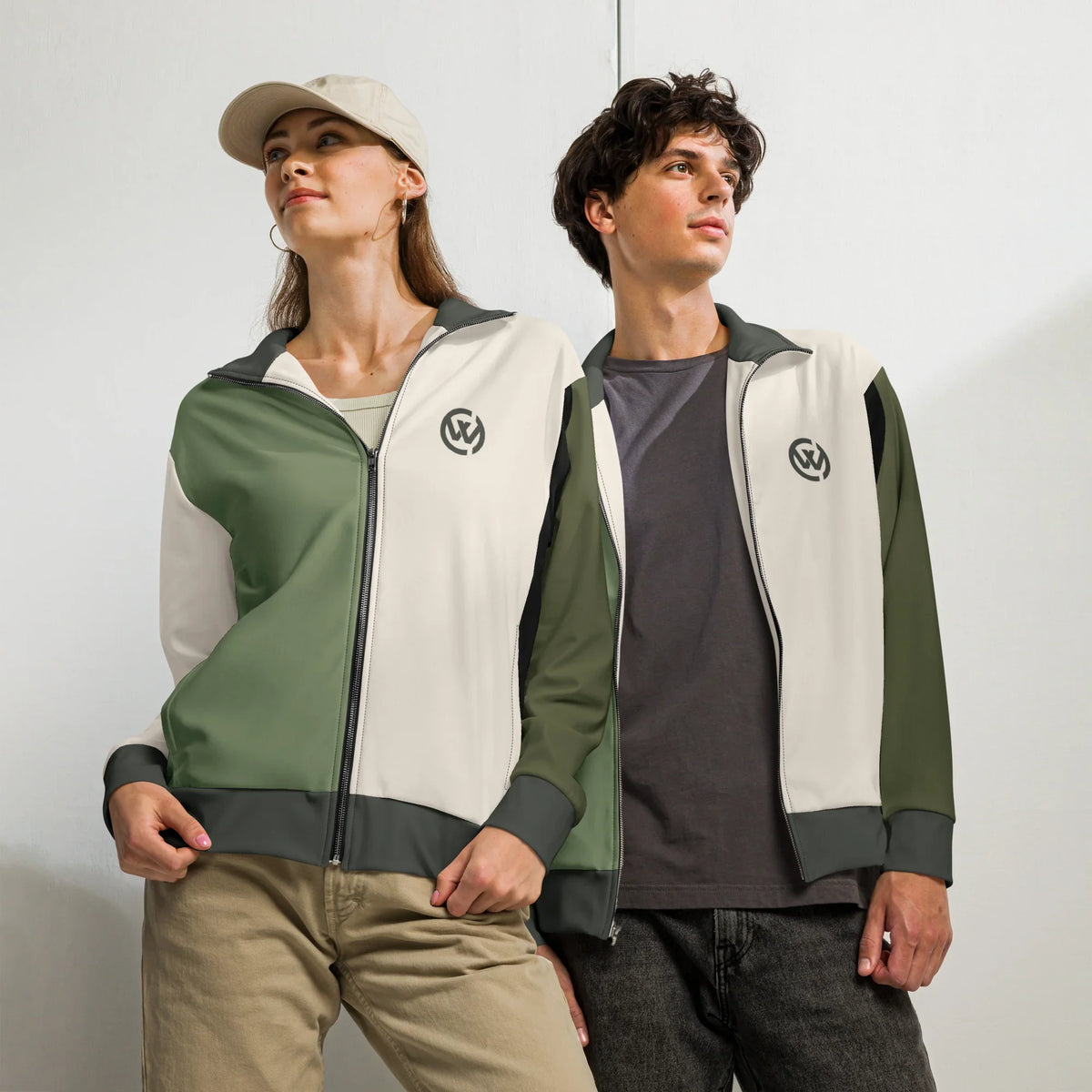 Mann und Frau tragen die unisex CREWILD Jacke in Creme und Grün mit Logo.