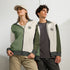 Mann und Frau tragen die unisex CREWILD Jacke in Creme und Grün mit Logo.