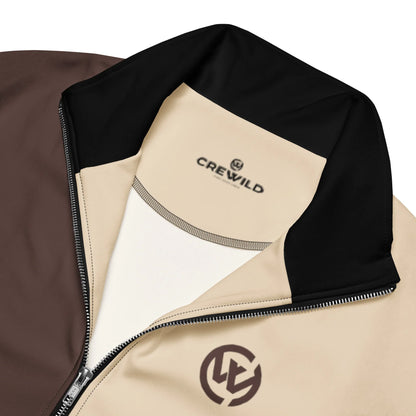 Detailansicht der CREWILD Jacke in Braun und Creme mit Logo und Reißverschluss.