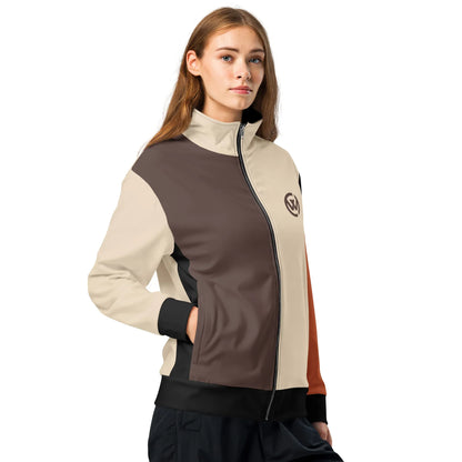 Frau trägt eine CREWILD Unisex Jacke in Braun und Creme mit schwarzem Bund.