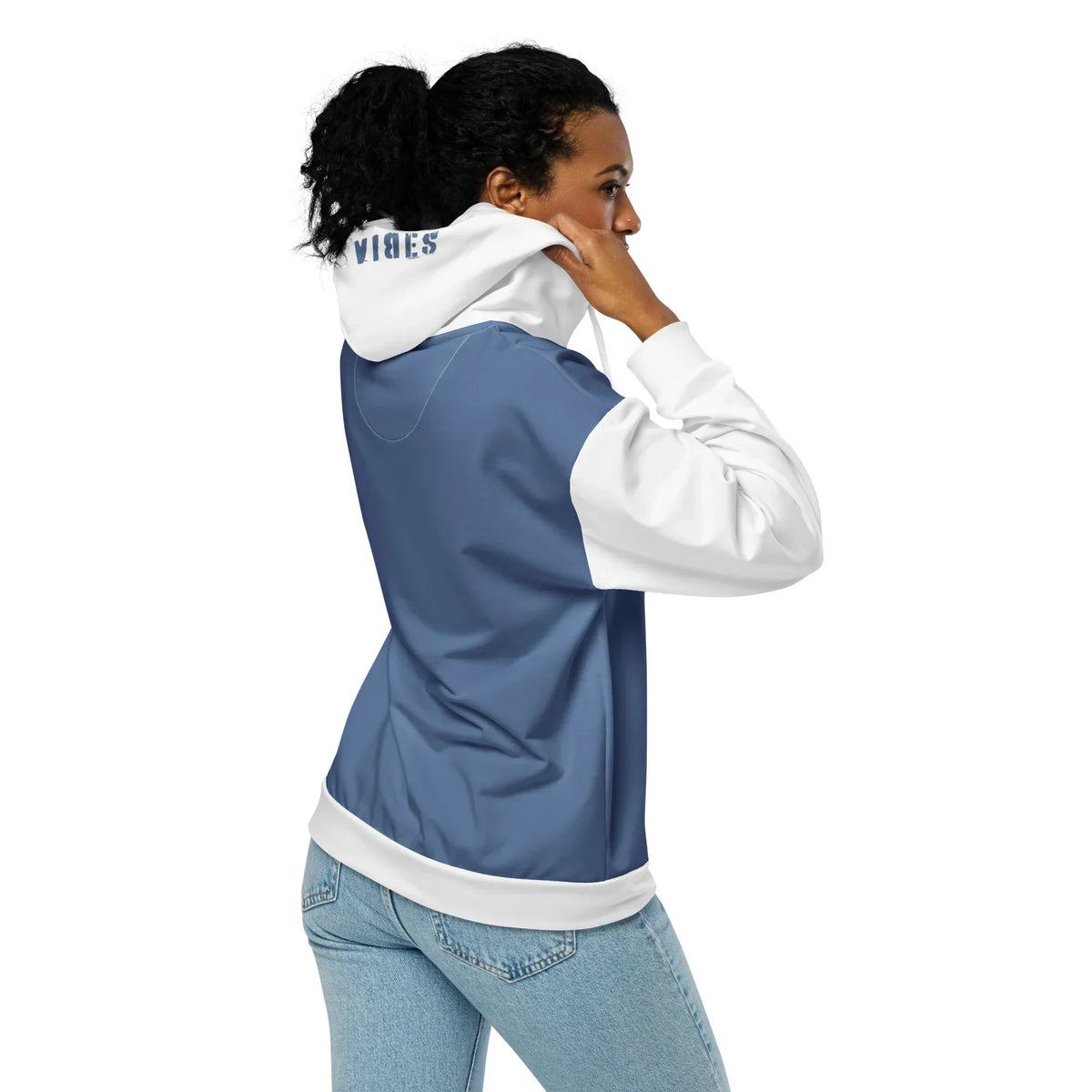 Frau von hinten in einem mittelblau-weißen CREWILD Zip-Hoodie mit VIBES-Schriftzug auf der Kapuze