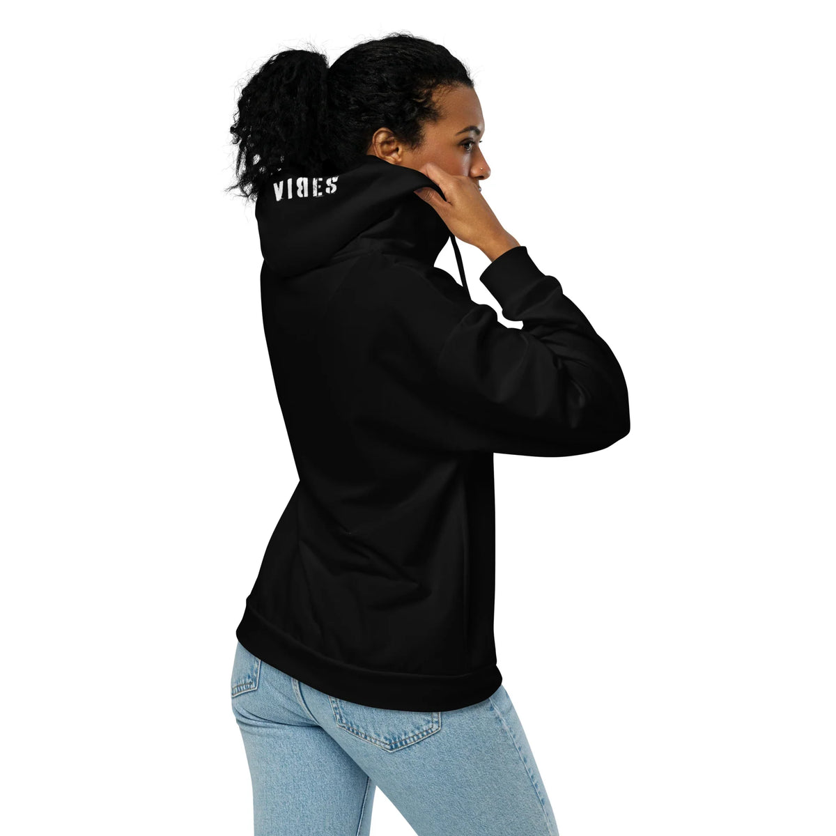 Schwarzer Hoodie mit weißem VIBES-Schriftzug auf der Kapuze, getragen von einer Frau.