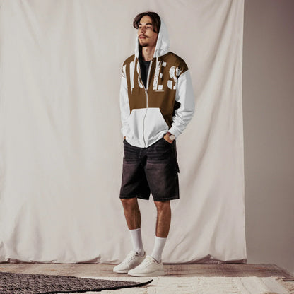 Mann trägt einen braun-weißen CREWILD Zip-Hoodie mit VIBES-Print und dunkle Shorts.