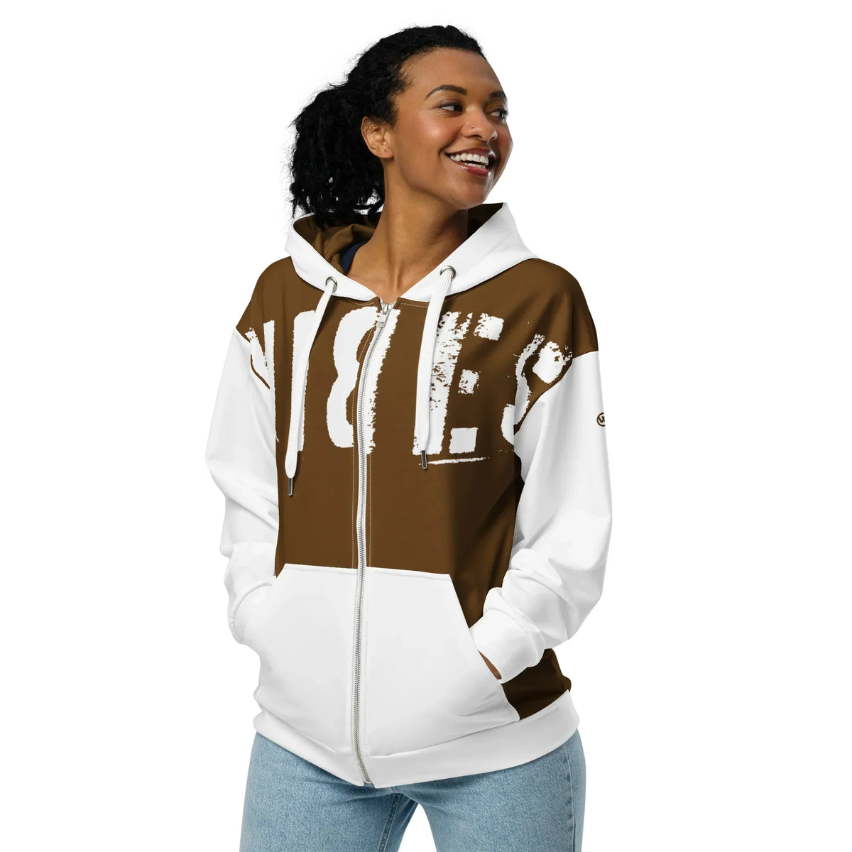 Frau im braun-weißen CREWILD Zip-Hoodie mit weißem VIBES-Schriftzug