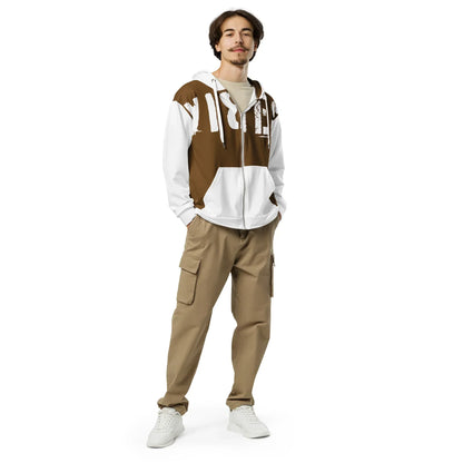 Mann trägt den CREWILD Zip-Hoodie in Braun-Weiß mit Cargo-Hose und weißen Sneakern.