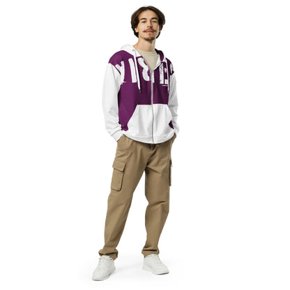 Mann in weiß-lila Hoodie, beigefarbener Cargo-Hose und weißen Sneakern.