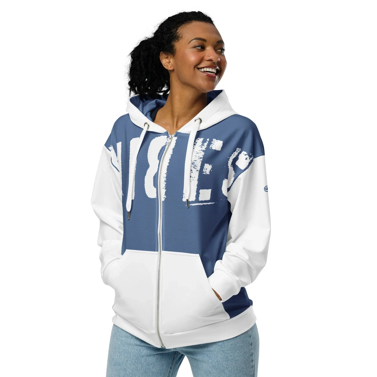 Frau trägt einen blau-weißen CREWILD Zip-Hoodie mit VIBES-Print.