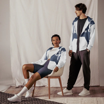 Zwei Personen tragen den blau-weißen CREWILD Zip-Hoodie in einem minimalistischen Studio.