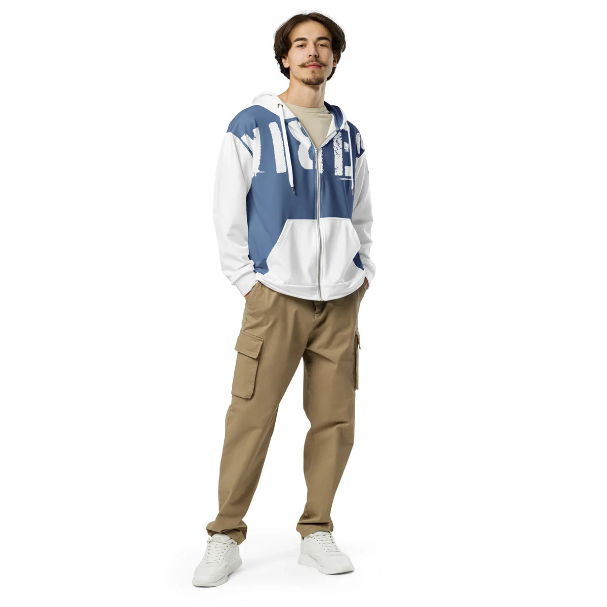 Mann trägt den CREWILD Zip-Hoodie VIBES 2 in Mittelblau/Weiß und eine beige Cargohose.