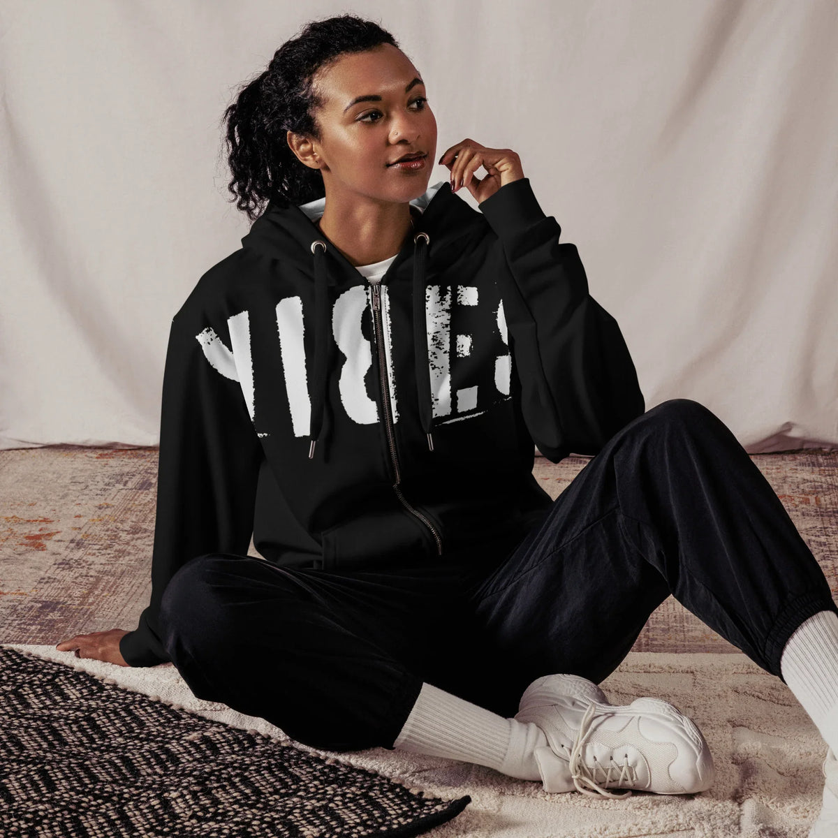 Schwarzer Hoodie mit weißem Vibes-Schriftzug, getragen von einer Frau in schwarzer Jogginghose.