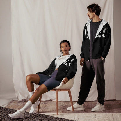 Personen in personalisierten schwarzen Hoodies und Sportbekleidung vor hellem Hintergrund.