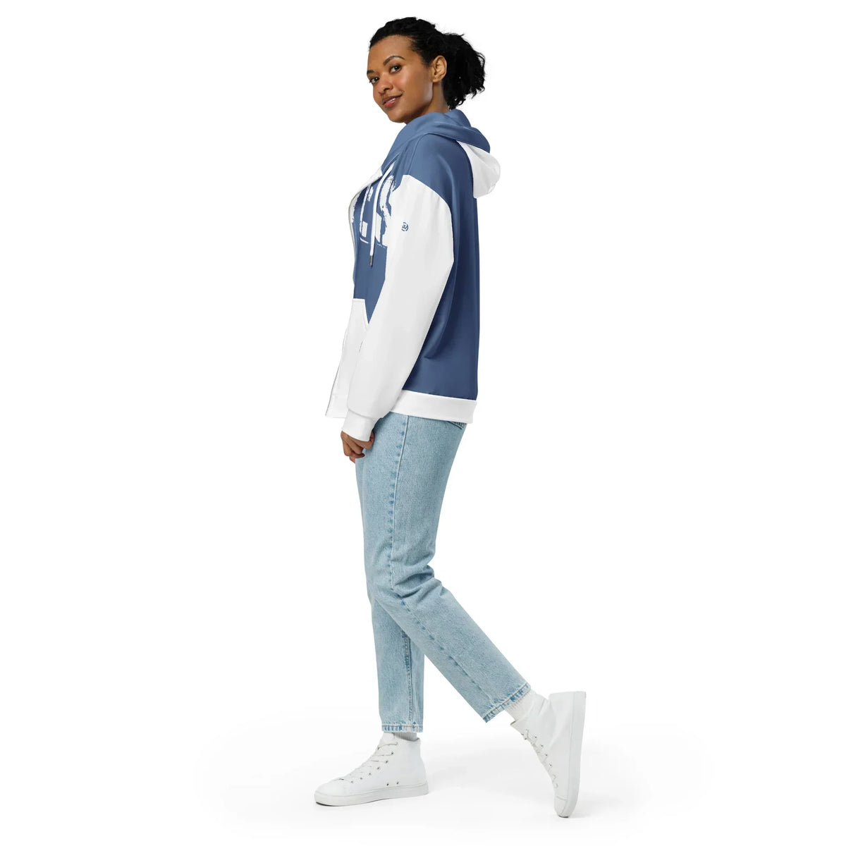 Frau trägt einen mittelblau-weißen CREWILD Zip-Hoodie und helle Jeans.