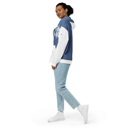 Frau trägt einen mittelblau-weißen CREWILD Zip-Hoodie und helle Jeans.