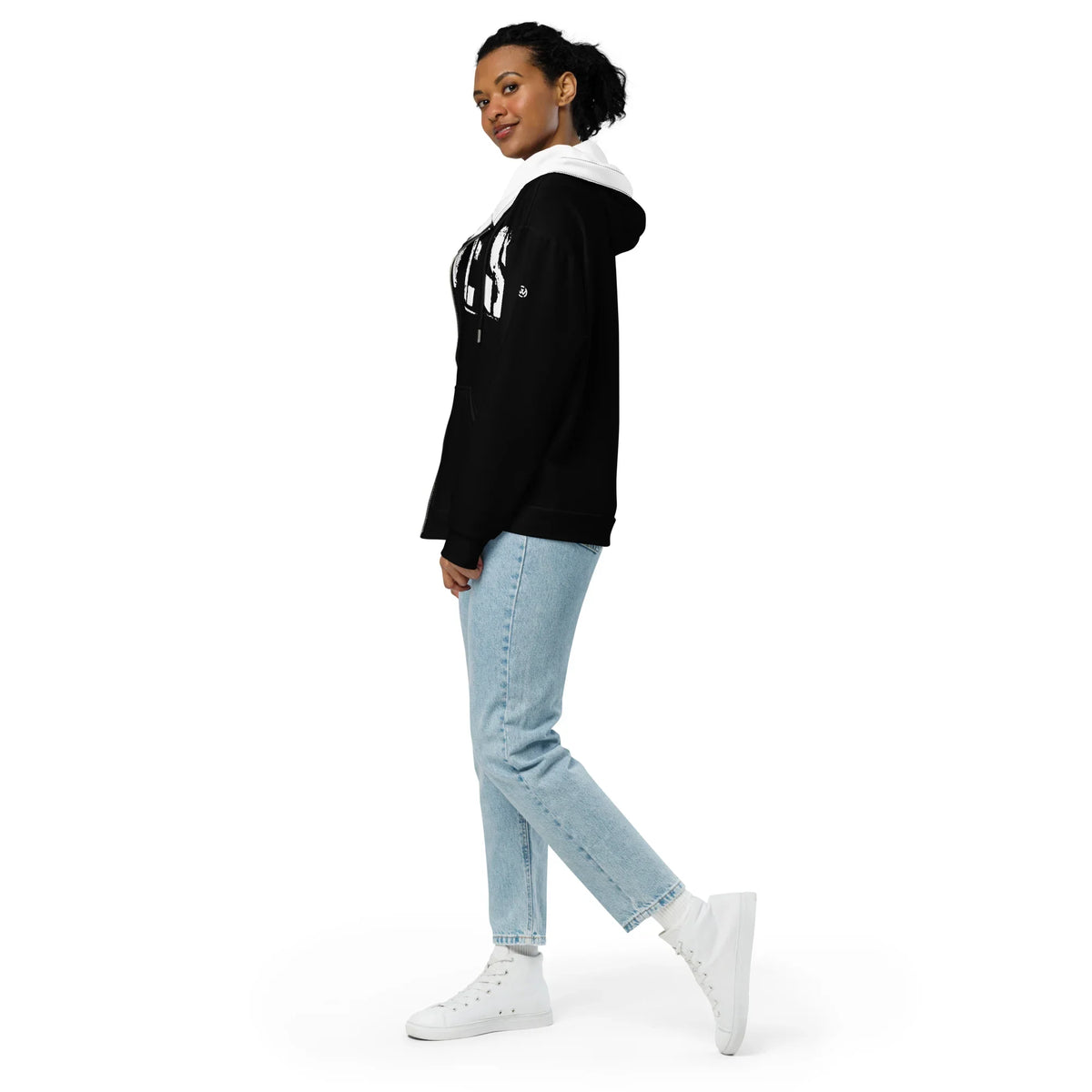 Schwarzer Kapuzenpullover mit weißem Print, kombiniert mit hellblauen Jeans und weißen Sneakern.