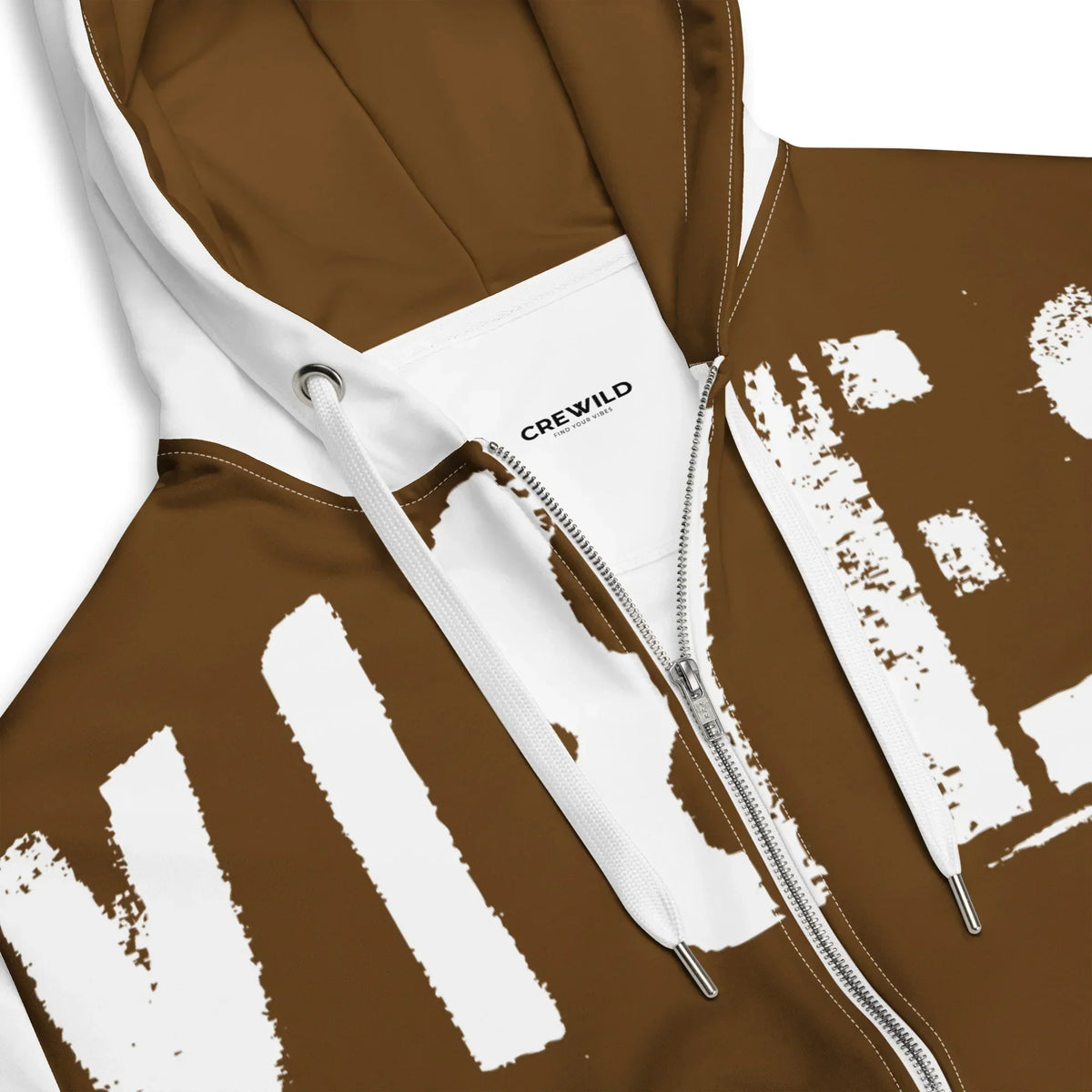Nahaufnahme eines braun-weißen CREWILD Zip-Hoodies mit markantem Grafikprint.