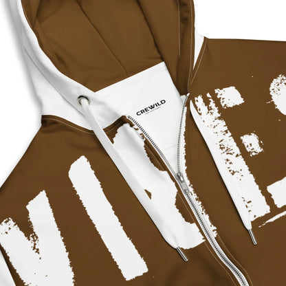 Nahaufnahme eines braun-weißen CREWILD Zip-Hoodies mit markantem Grafikprint.