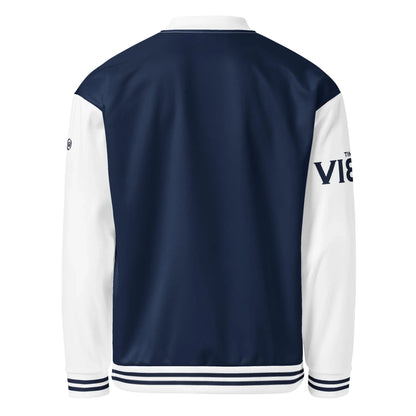 Rückansicht der blau-weißen CREWILD Collegejacke für Unisex.