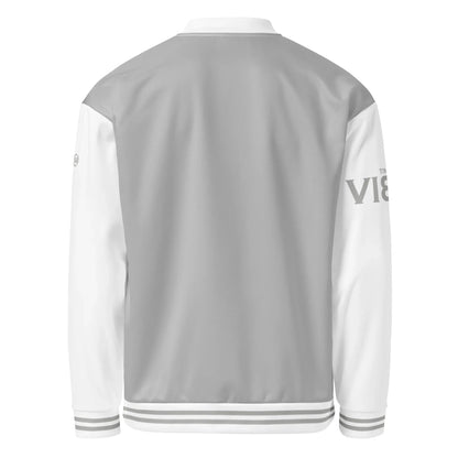 Rückansicht der CREWILD Collegejacke in Silbergrau und Weiß für Unisex.