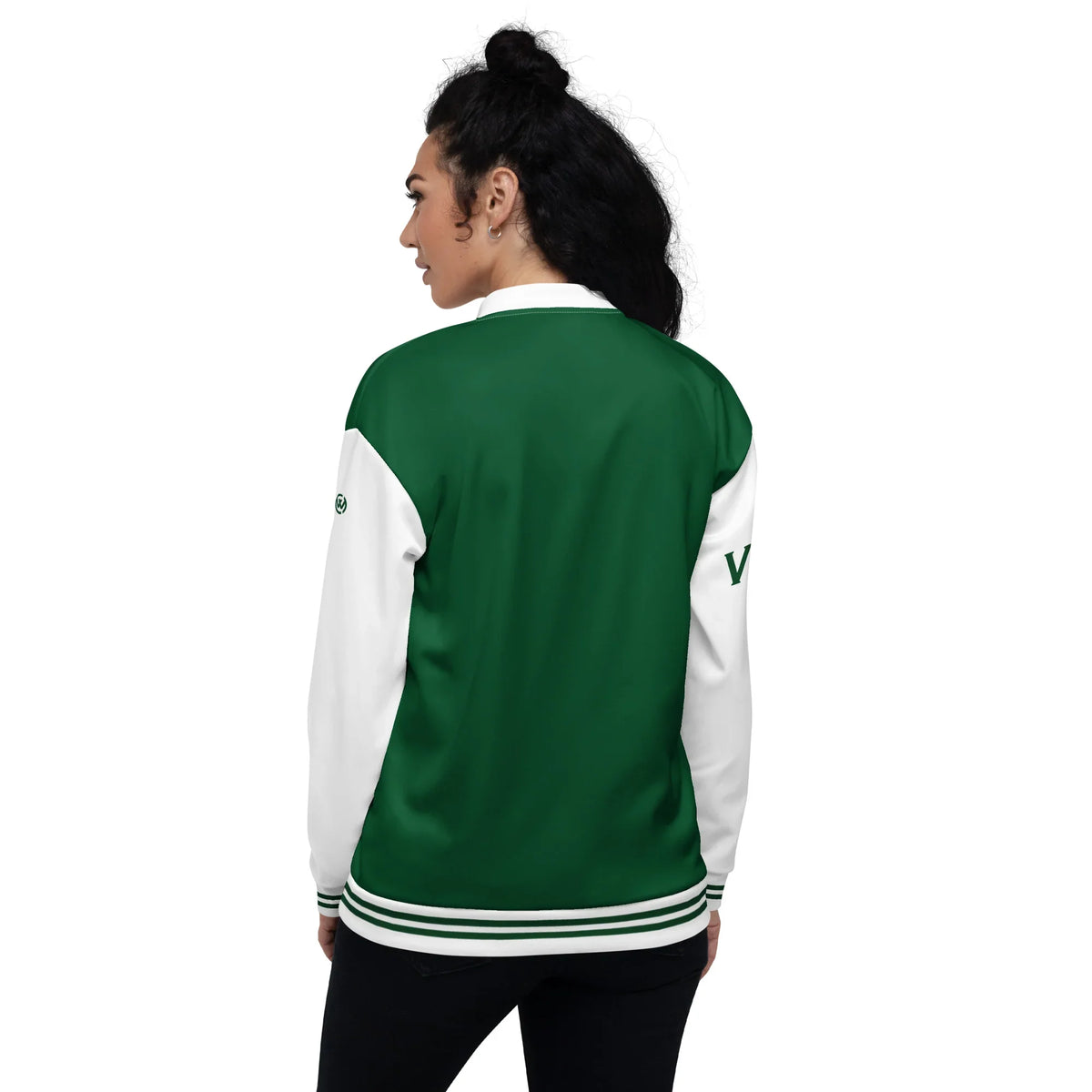 Rückansicht einer Person in einer grün-weißen CREWILD Collegejacke – GOOD-VIBES