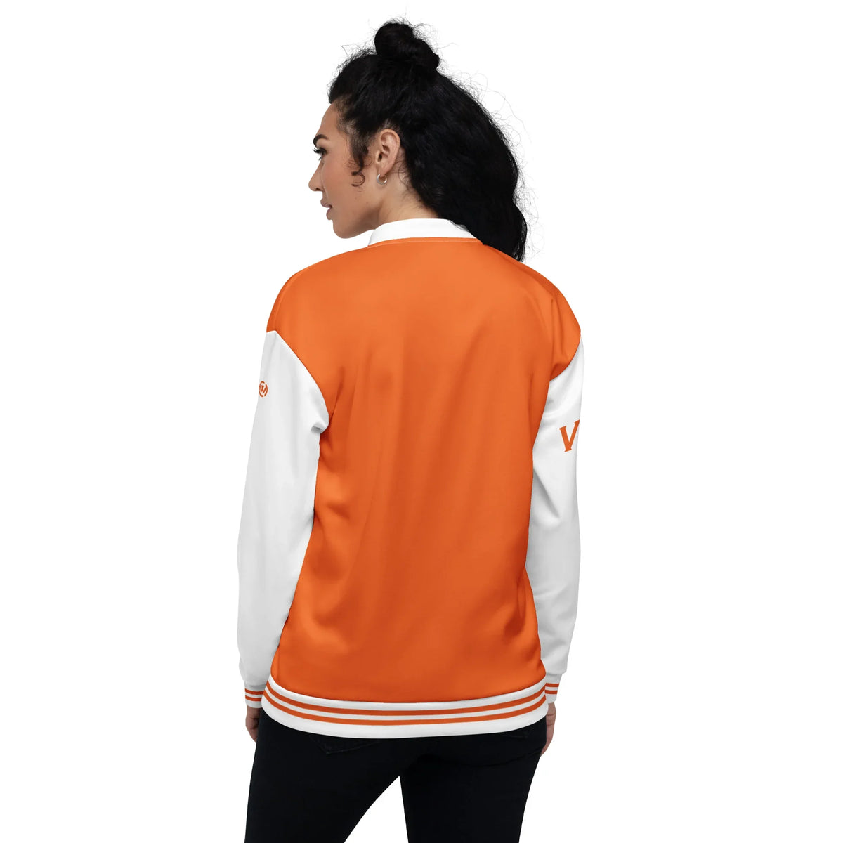 Rückansicht einer Frau in einer orange-weißen CREWILD Collegejacke – GOOD-VIBES.