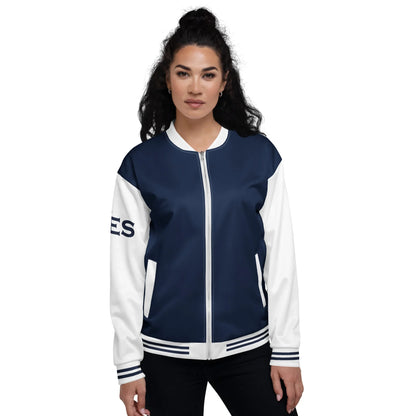 Frau trägt eine blau-weiße CREWILD Collegejacke im Unisex-Design.