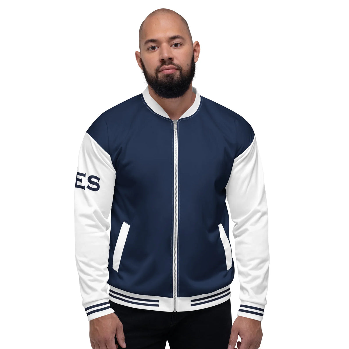 Mann trägt eine blau-weiße CREWILD Collegejacke mit Reißverschluss.
