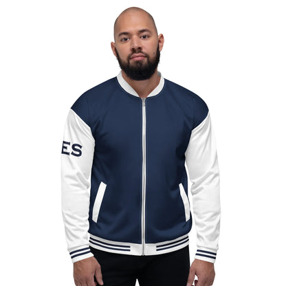 Mann trägt eine blau-weiße CREWILD Collegejacke mit Reißverschluss.