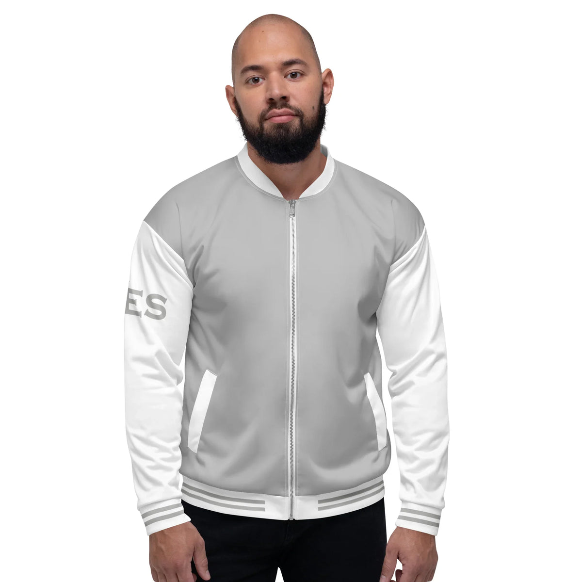 Mann trägt eine silbergraue und weiße CREWILD Collegejacke.