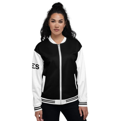 Frau trägt die CREWILD Collegejacke GOOD-VIBES in Schwarz und Weiß.