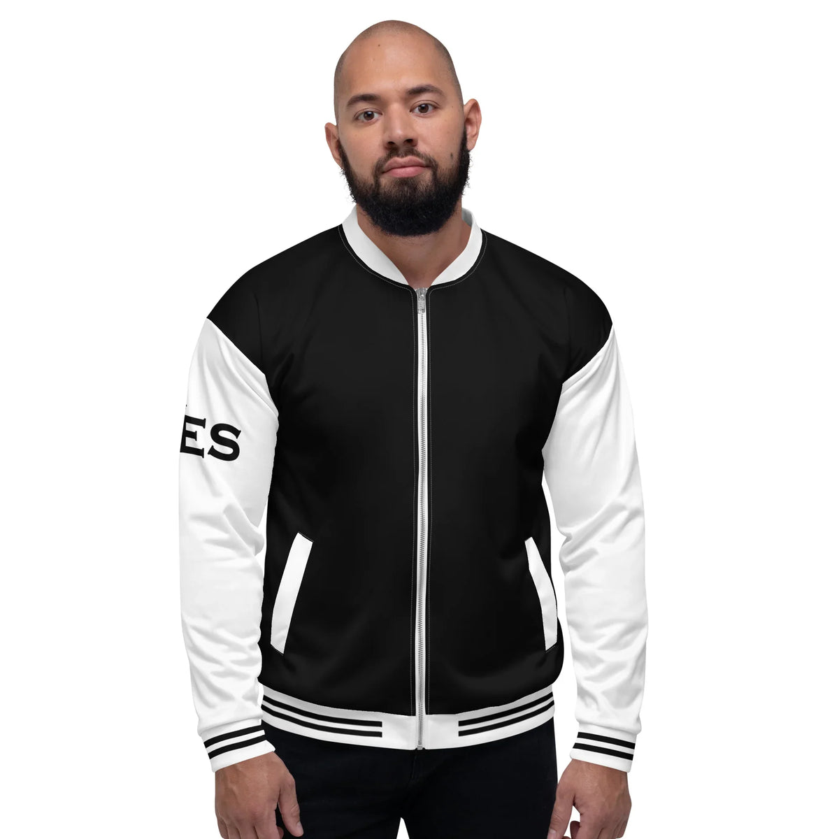 Mann trägt eine schwarz-weiße CREWILD Collegejacke – GOOD-VIBES Unisex