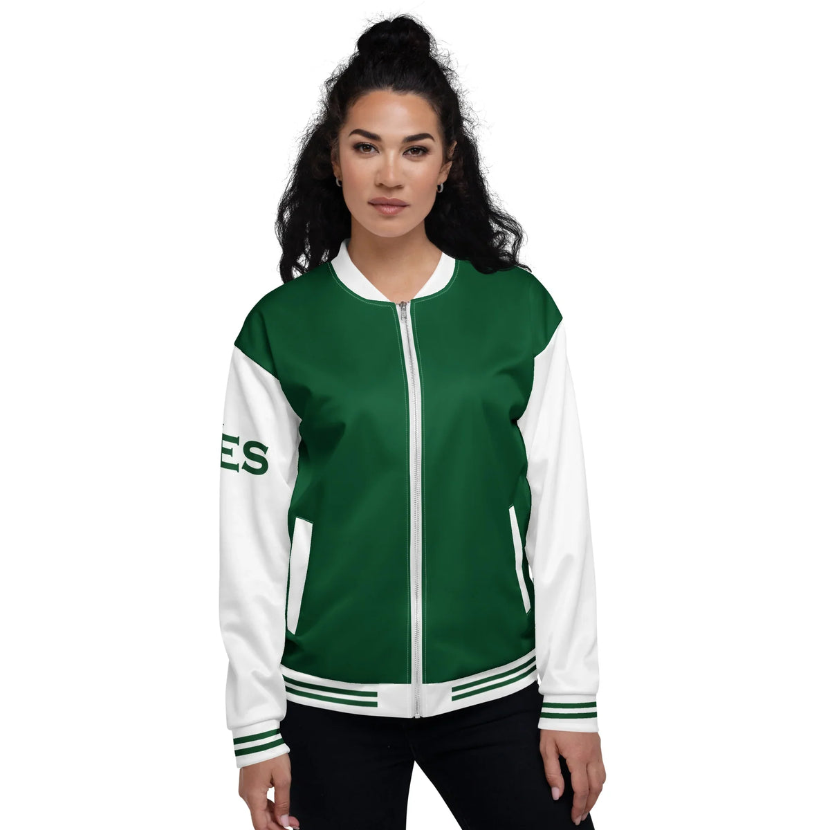 Frau trägt die grün-weiße CREWILD Collegejacke im Unisex-Design.
