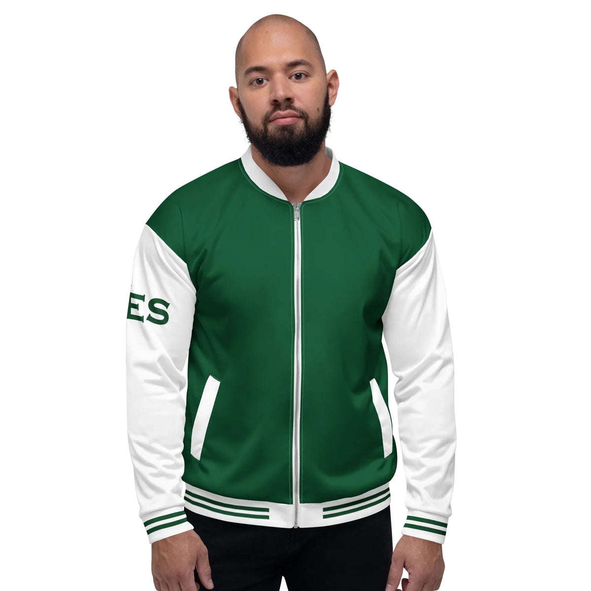 Mann trägt eine grün-weiße CREWILD Collegejacke im Good-Vibes Design.