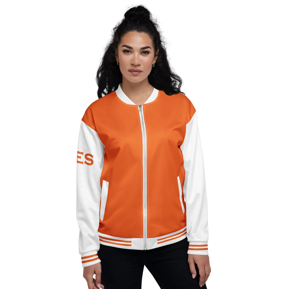 Frau trägt die CREWILD Collegejacke in Orange und Weiß mit gestreiften Bündchen.