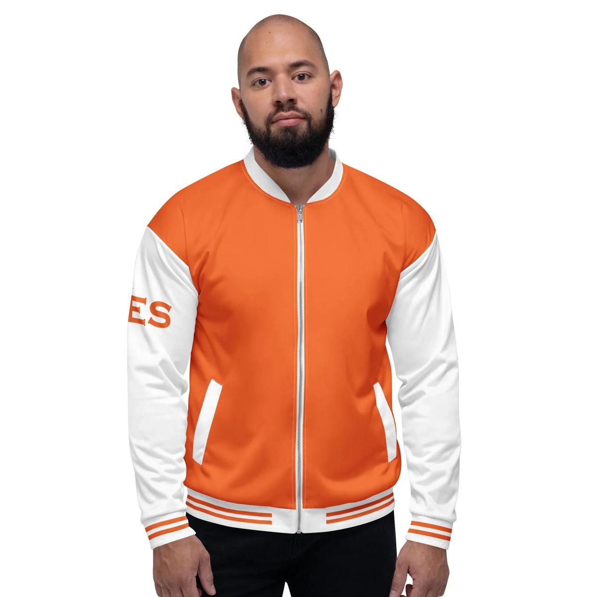 Mann trägt eine orange-weiße CREWILD Collegejacke GOOD-VIBES vor weißem Hintergrund.