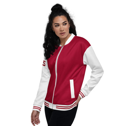 Frau trägt eine rot-weiße CREWILD Collegejacke im Unisex-Stil vor weißem Hintergrund.