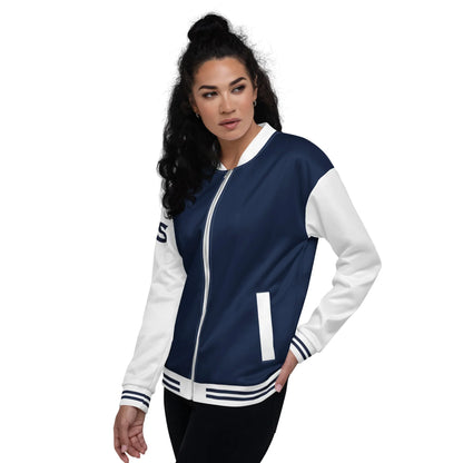 Frau trägt die blau-weiße CREWILD Collegejacke im Unisex-Design.