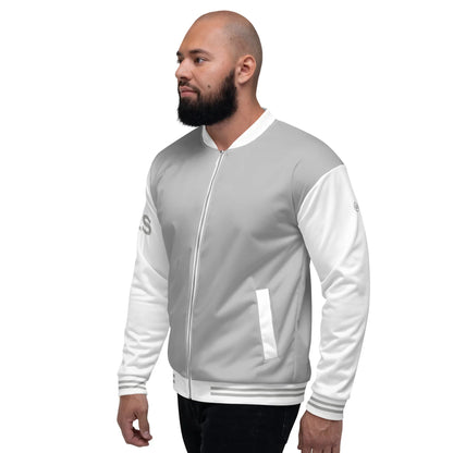 Mann trägt eine silbergraue und weiße CREWILD Collegejacke – GOOD-VIBES Unisex