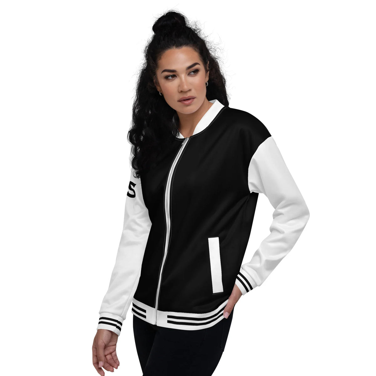 Frau trägt eine schwarz-weiße CREWILD Collegejacke im Unisex-Design.