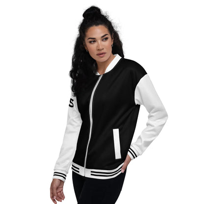 Frau trägt eine schwarz-weiße CREWILD Collegejacke im Unisex-Design.