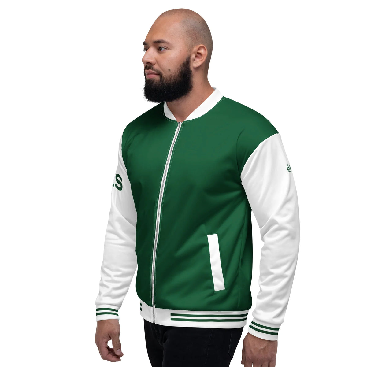 Mann trägt eine grün-weiße CREWILD Collegejacke im Unisex-Design.