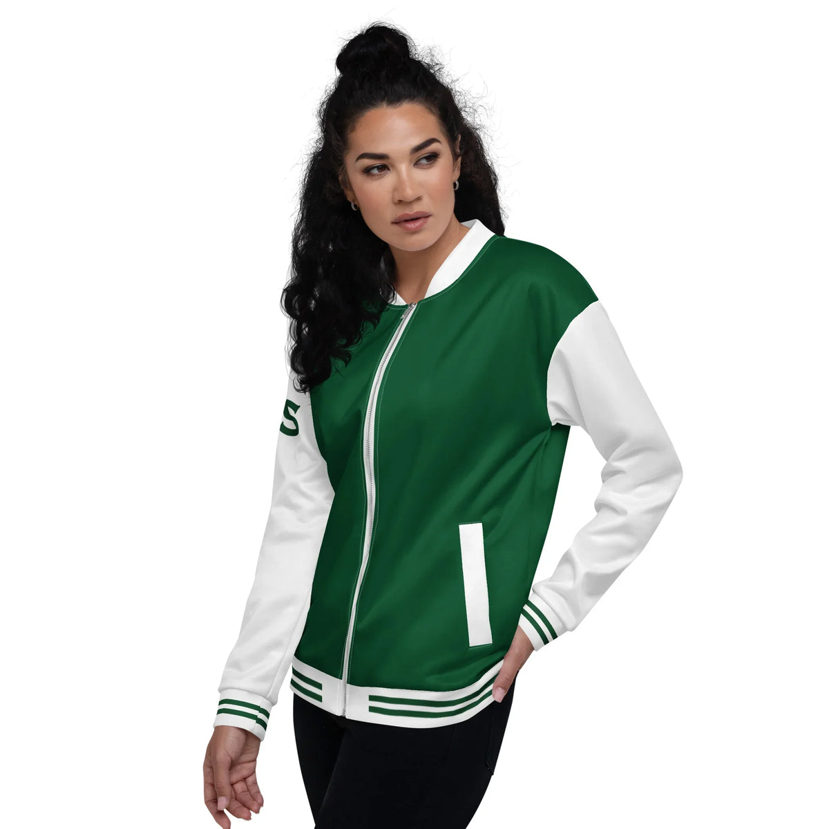 Frau in grün-weißer CREWILD Collegejacke GOOD-VIBES vor weißem Hintergrund
