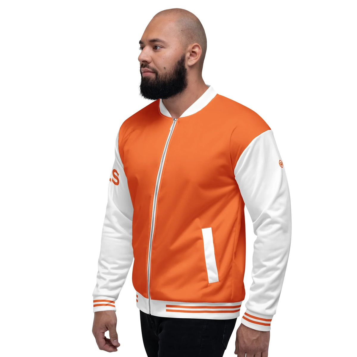 Mann trägt eine orange-weiße CREWILD Collegejacke - GOOD-VIBES Unisex