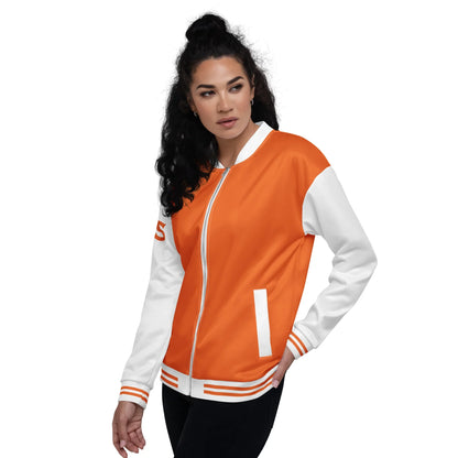 Frau trägt orange-weiße CREWILD Collegejacke GOOD-VIBES
